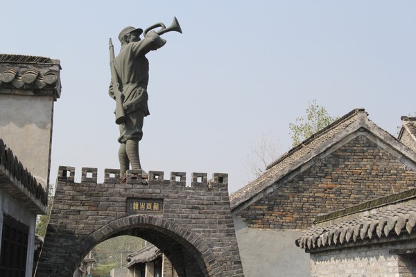 天長龍崗抗大八分校（古鎮(zhèn)）號兵雕塑.JPG